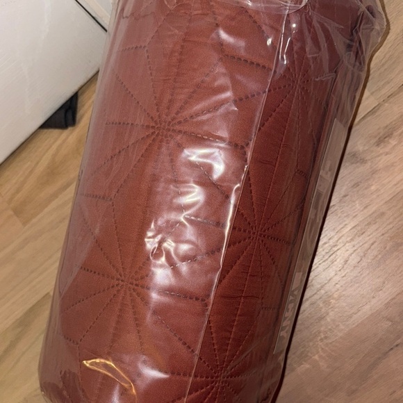 Vera Wang Red Quilts Bedding Set - Picture 4 of 6